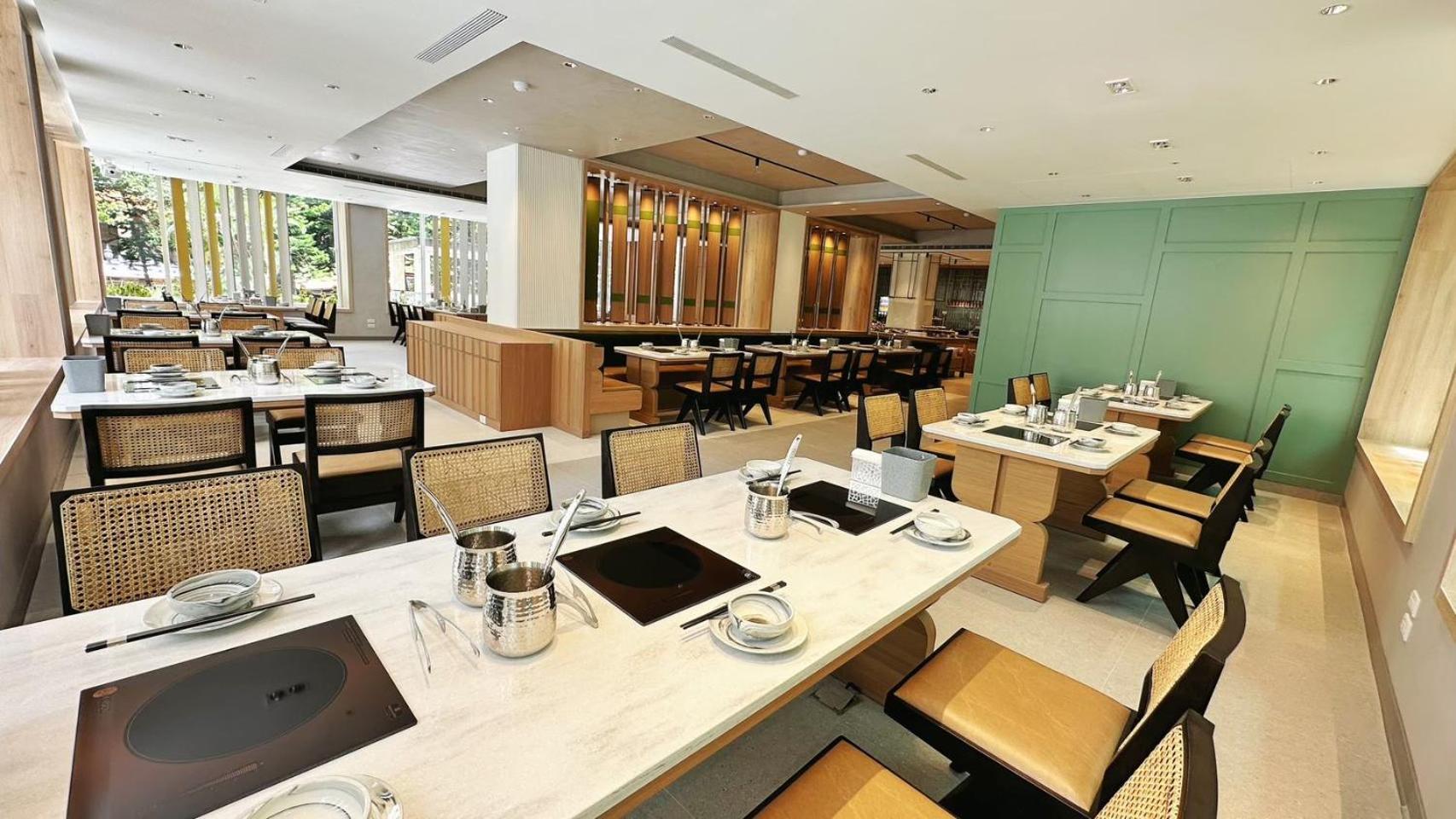 Hotel Royal Chihpin Wenquan Esterno foto The interior of the restaurant