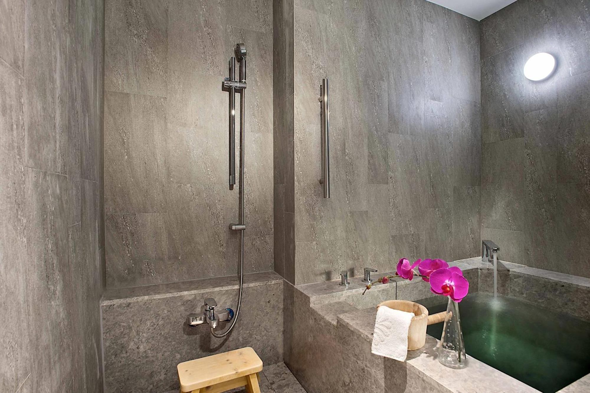 Hotel Royal Chihpin Wenquan Esterno foto Bathroom