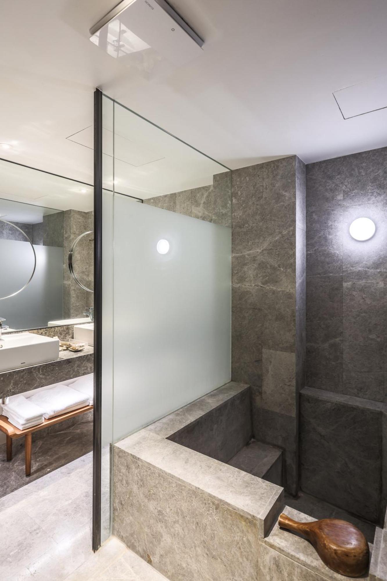 Hotel Royal Chihpin Wenquan Esterno foto A bathroom with a glass shower enclosure