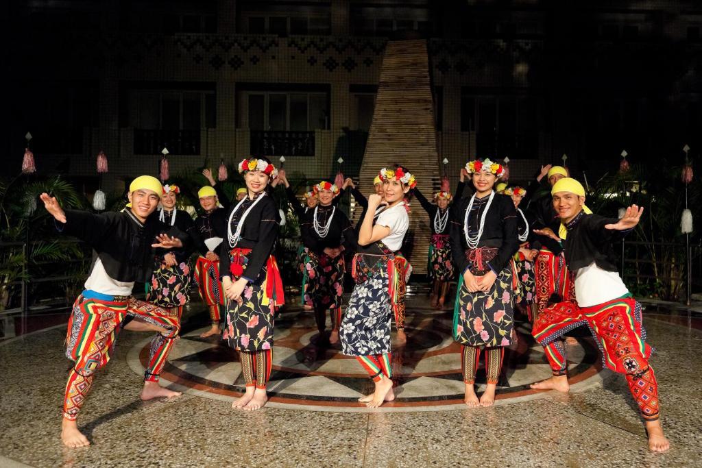 Hotel Royal Chihpin Wenquan Esterno foto The Tausug people of Sulu, Philippines, performing the Tausug dance.