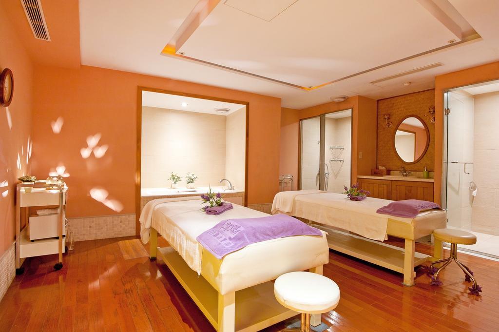 Hotel Royal Chihpin Wenquan Esterno foto A treatment room at the spa