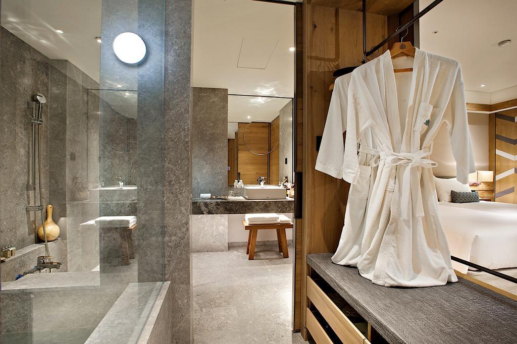 Hotel Royal Chihpin Wenquan Esterno foto A bathrobe hanging on a bathroom door