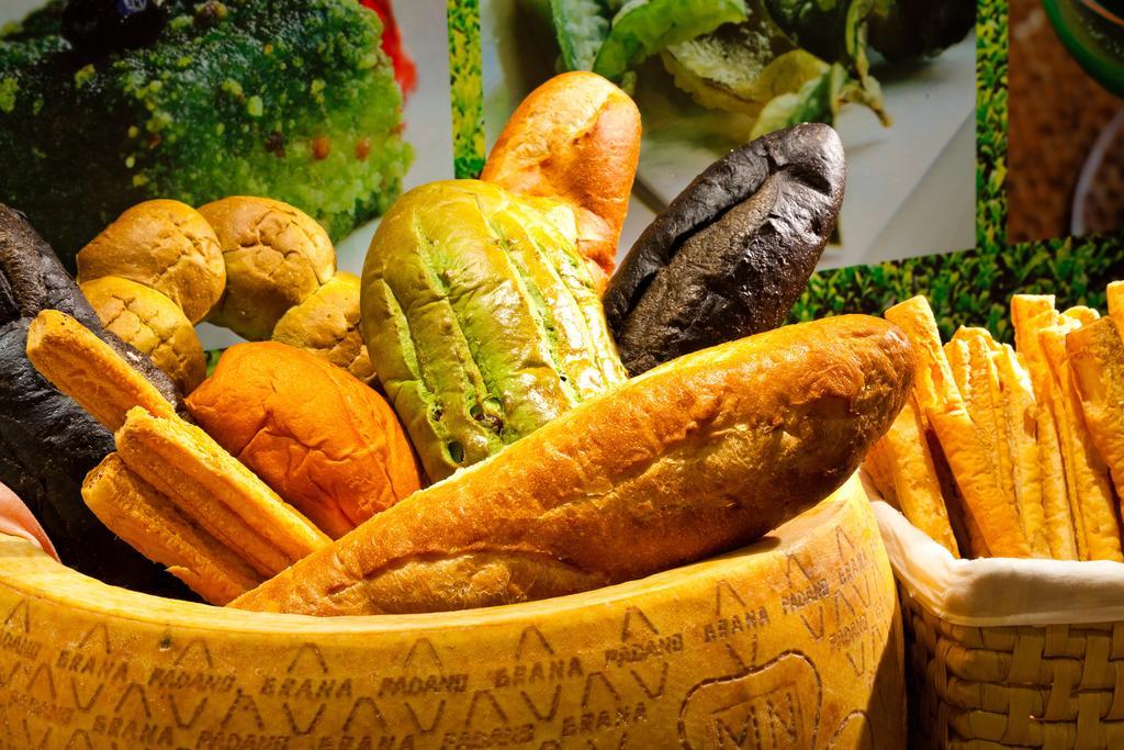 Hotel Royal Chihpin Wenquan Esterno foto A selection of Italian bread